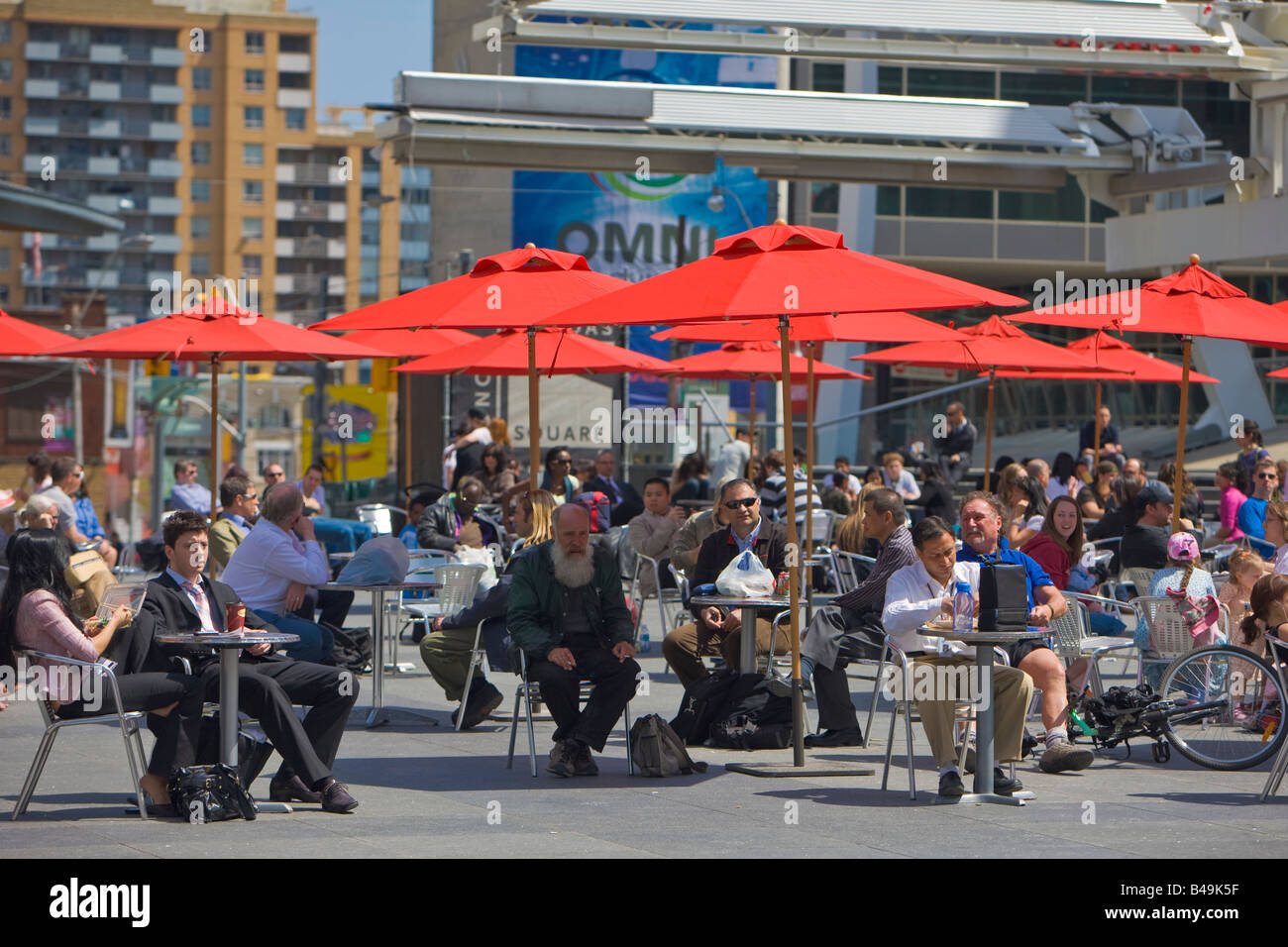 Straßencafé Bestuhlung in Yonge-Dundas Square in der Innenstadt von Toronto, Ontario, Kanada. Stockfoto