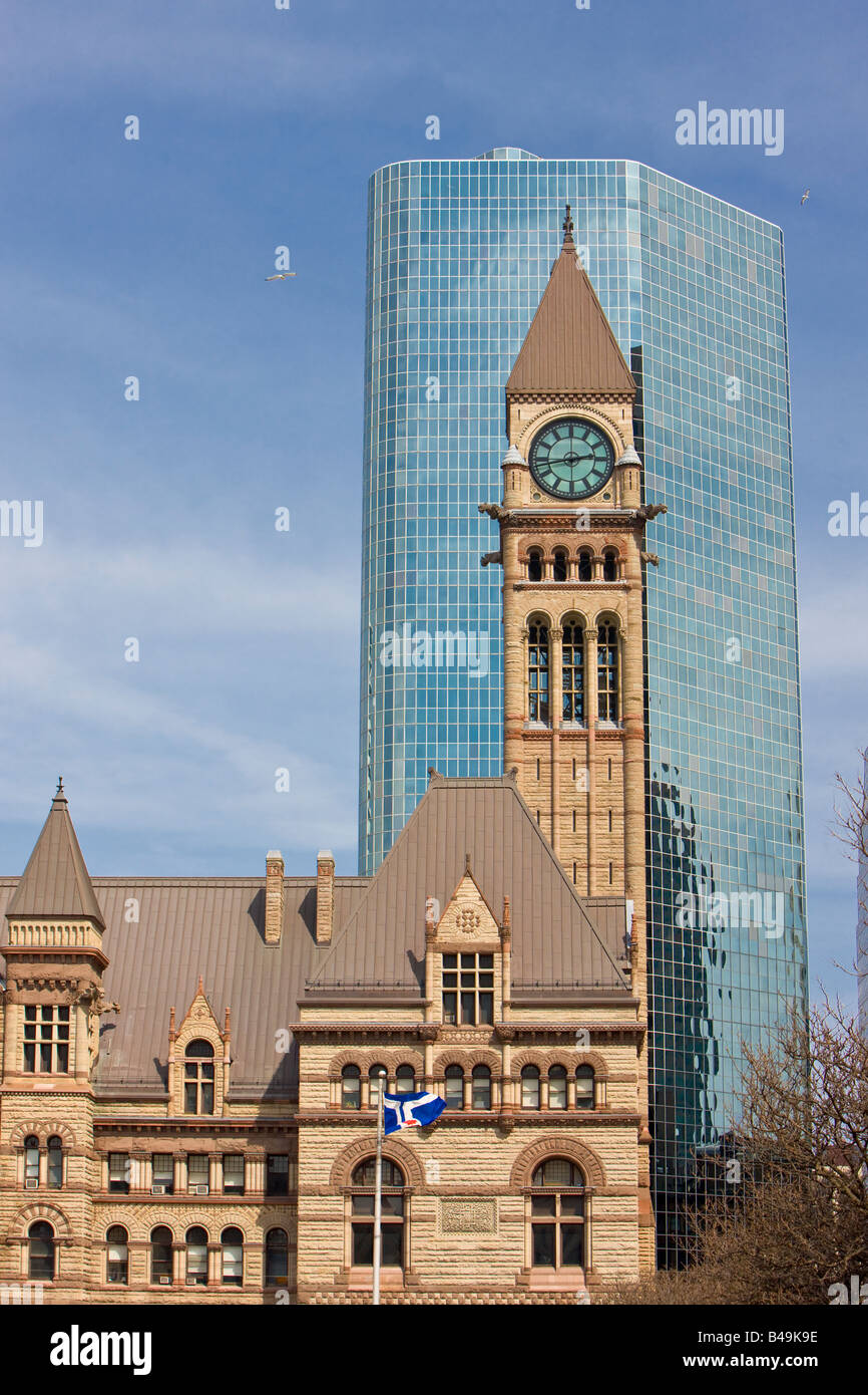 Altes Rathaus Backdropped von einem modernen Gebäude in der Innenstadt von Toronto, Ontario, Kanada. Stockfoto