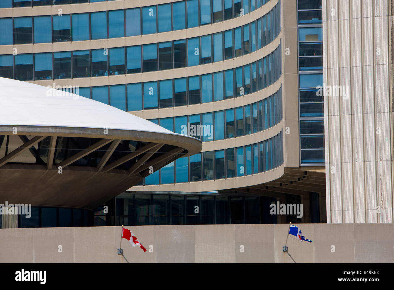 Rathaus in der Innenstadt von Nathan Phillips Square, Toronto, Ontario, Kanada gesehen. Stockfoto