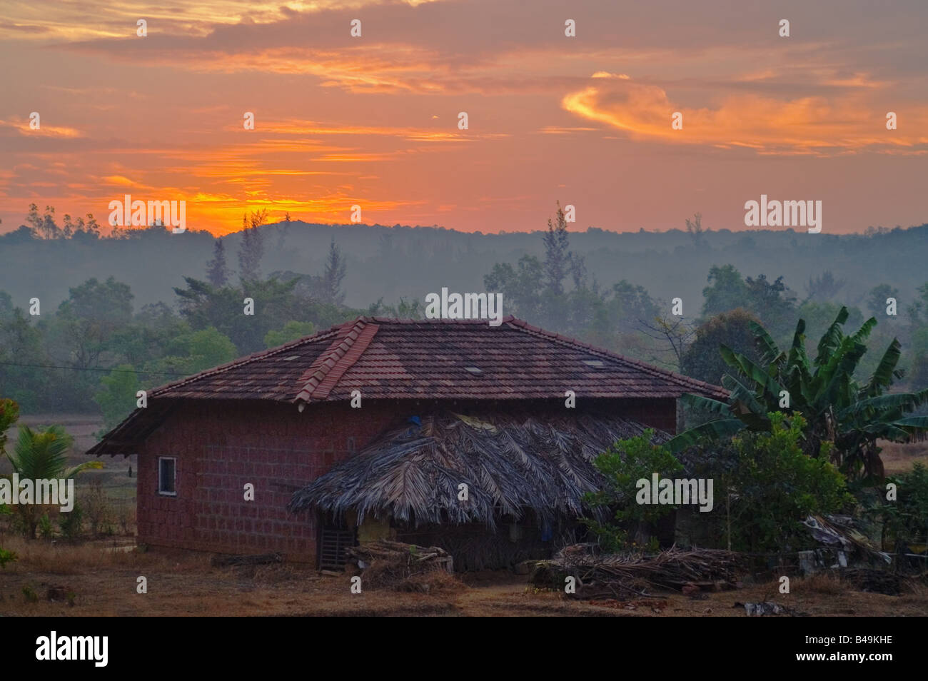 Sonnenaufgang über einem Dorf im ländlichen Indien Stockfoto