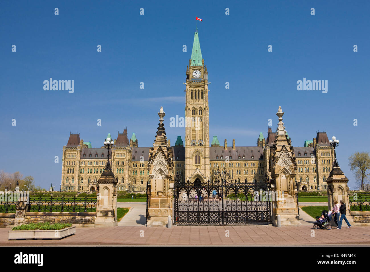 Block und der Peace Tower (Uhr) der Parlamentsgebäude auf dem Parlamentshügel von Toren der Königin gesehen Zentrum Stockfoto