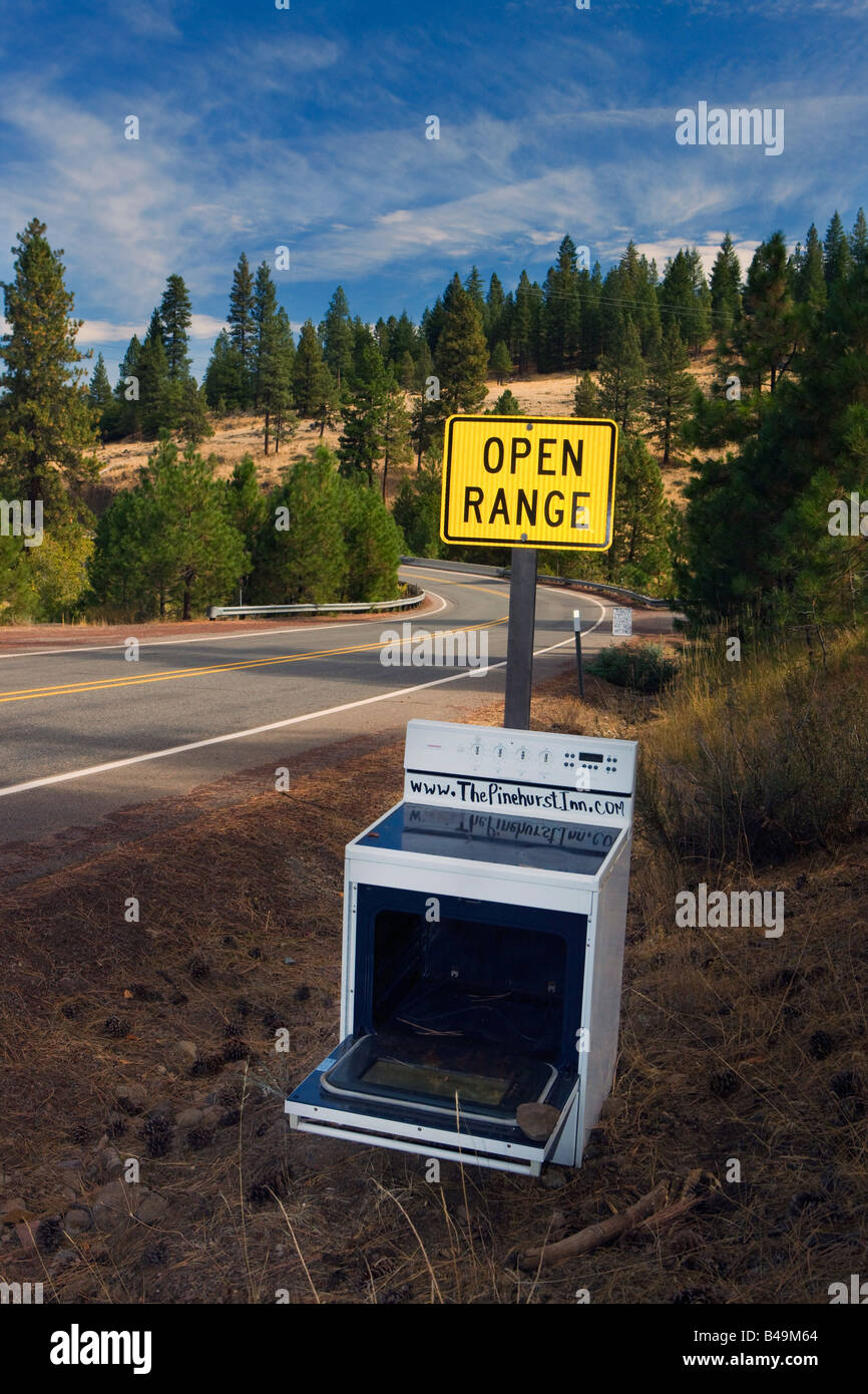 Ein Autobahn-Schild "Open Range" Achtung Autofahrer von Vieh hat einen offenen Ofen Bereich davor Werbung platziert Stockfoto