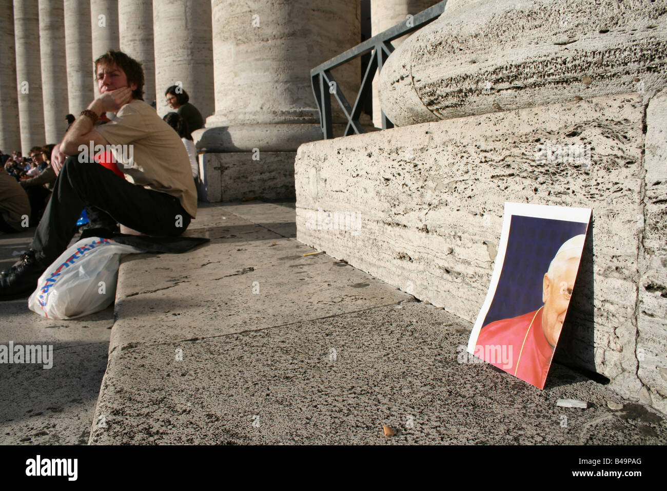 Plakat der Papst links auf die Kolonnade Schritte in dem Petersplatz, Rom Stockfoto