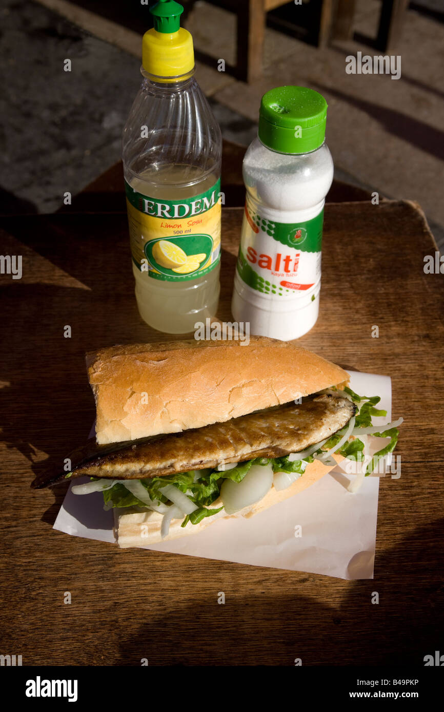 Balik Ekmek Fisch-Sandwich am Goldenen Horn Harbourside Eminou Istanbul Türkei Stockfoto