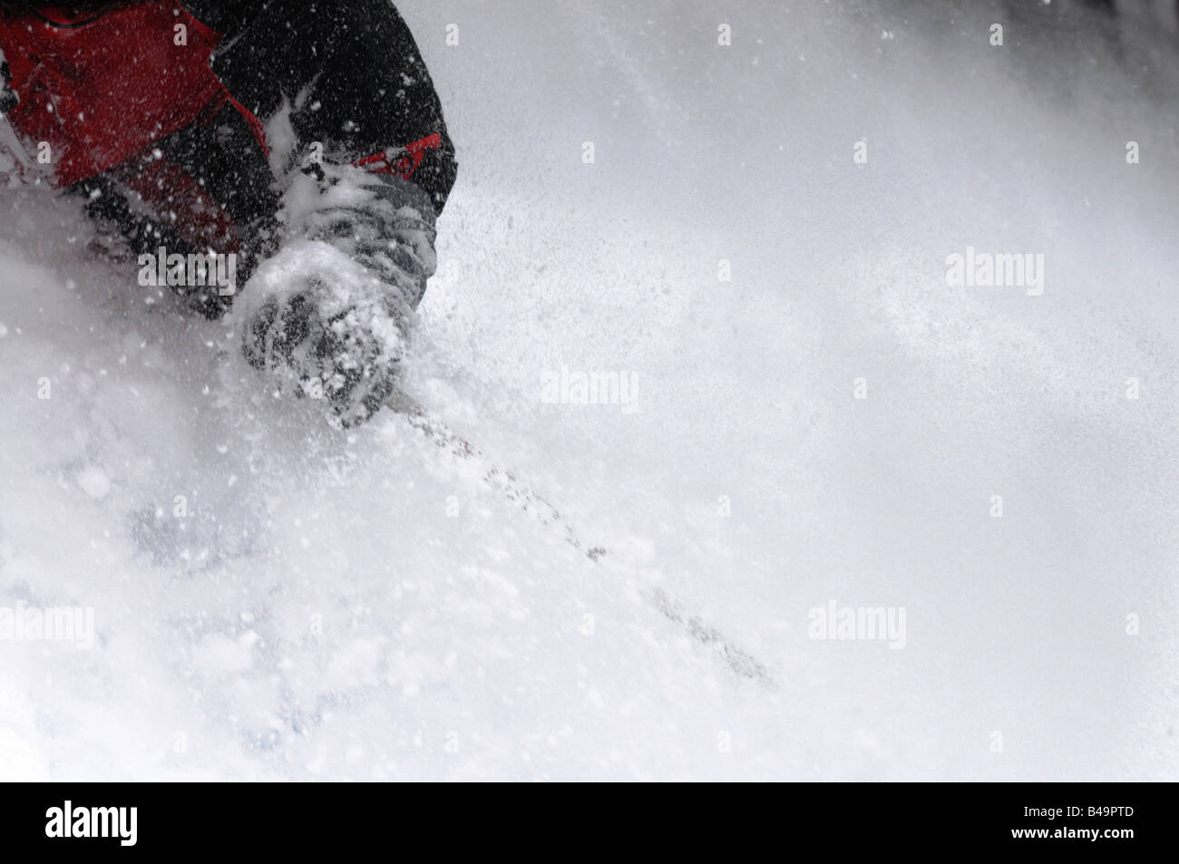Eine Nahaufnahme von einem Mann beim Skifahren Tiefschnee arm Stockfoto