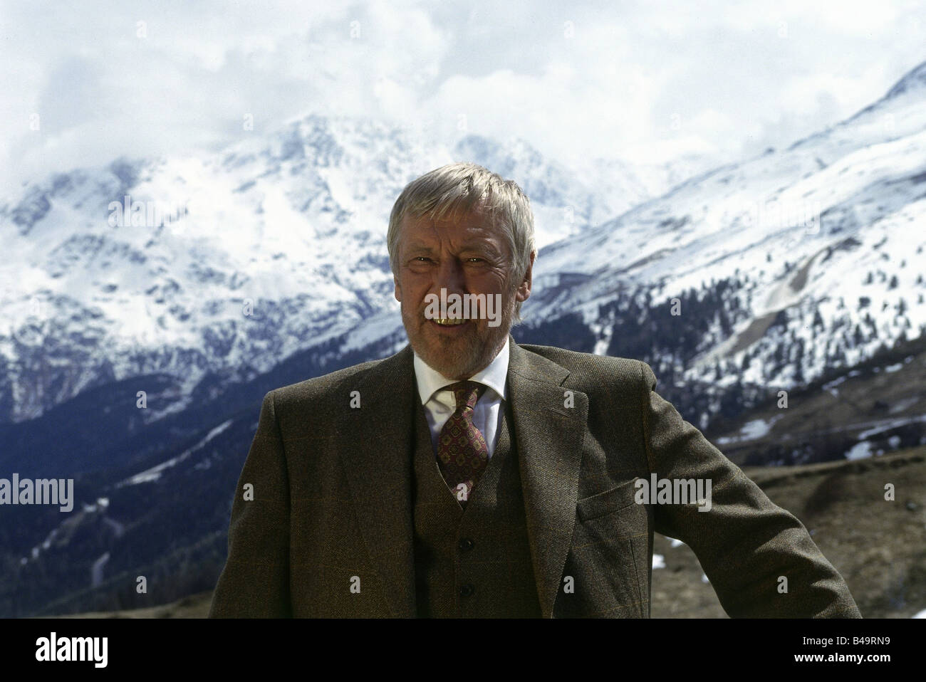 Schönherr, Dietmar, 17.5.1926 - 18.7.2014, österreichischer Schauspieler, halbe Länge, bei Dreharbeiten zu den TV-Serien 'Der Gletscherclan', Oetz Valley, Österreich, 5.5.1993, Stockfoto