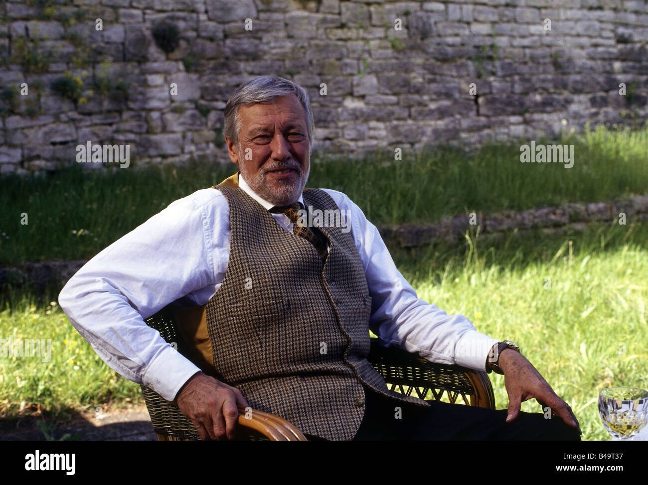 Schönherr, Dietmar, 17.5.1926 - 18.7.2014, österreichischer Schauspieler, halbe Länge, Vorstellung der Figuren aus der TV-Serie 'Der Gletscherclan', Kulmbach, Deutschland, 18.5.1994, Stockfoto