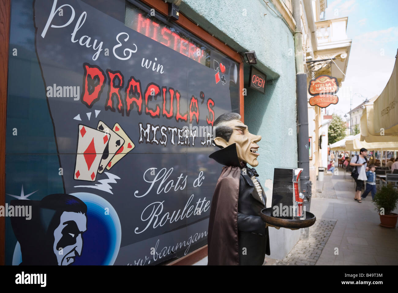 Hermannstadt Siebenbürgen Rumänien Europe Shop mit Dracula Figur außerhalb Stockfoto