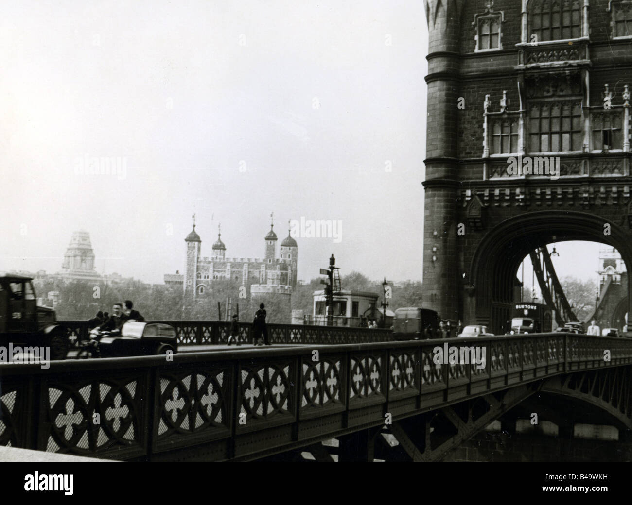 Geographie/Reise, Großbritannien, London, Stadtansicht/Stadtbild, Tower Bridge mit Tower, 1956, Stockfoto