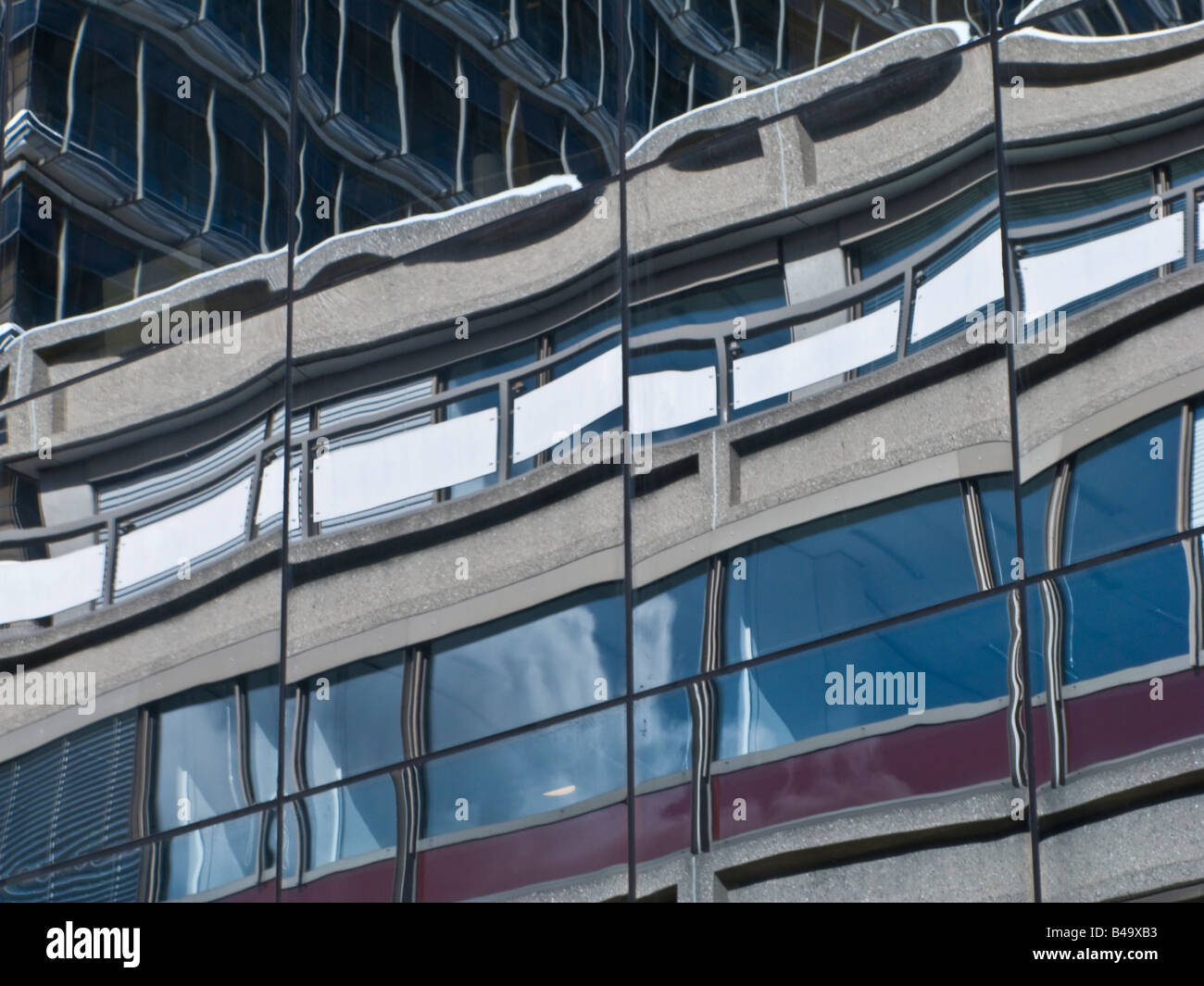 Reflexionen im Bürogebäude Windows, den Haag, Niederlande Stockfoto
