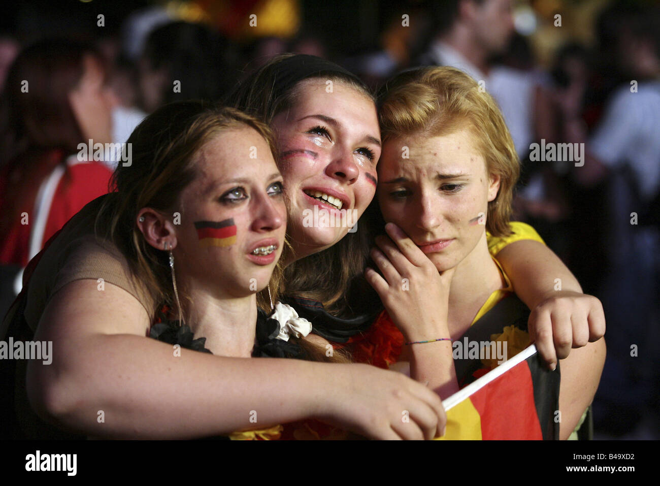 Deutsche Fußball-Fans schreien nach der deutschen Niederlage gegen Italien bei der FIFA WM 2006, Berlin, Deutschland Stockfoto