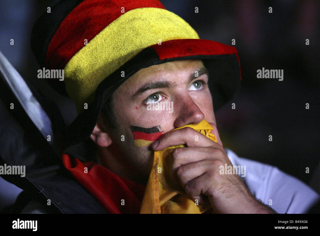 Deutscher Fußballfan enttäuscht nach der deutschen Niederlage gegen Italien bei der FIFA WM 2006, Berlin, Deutschland Stockfoto