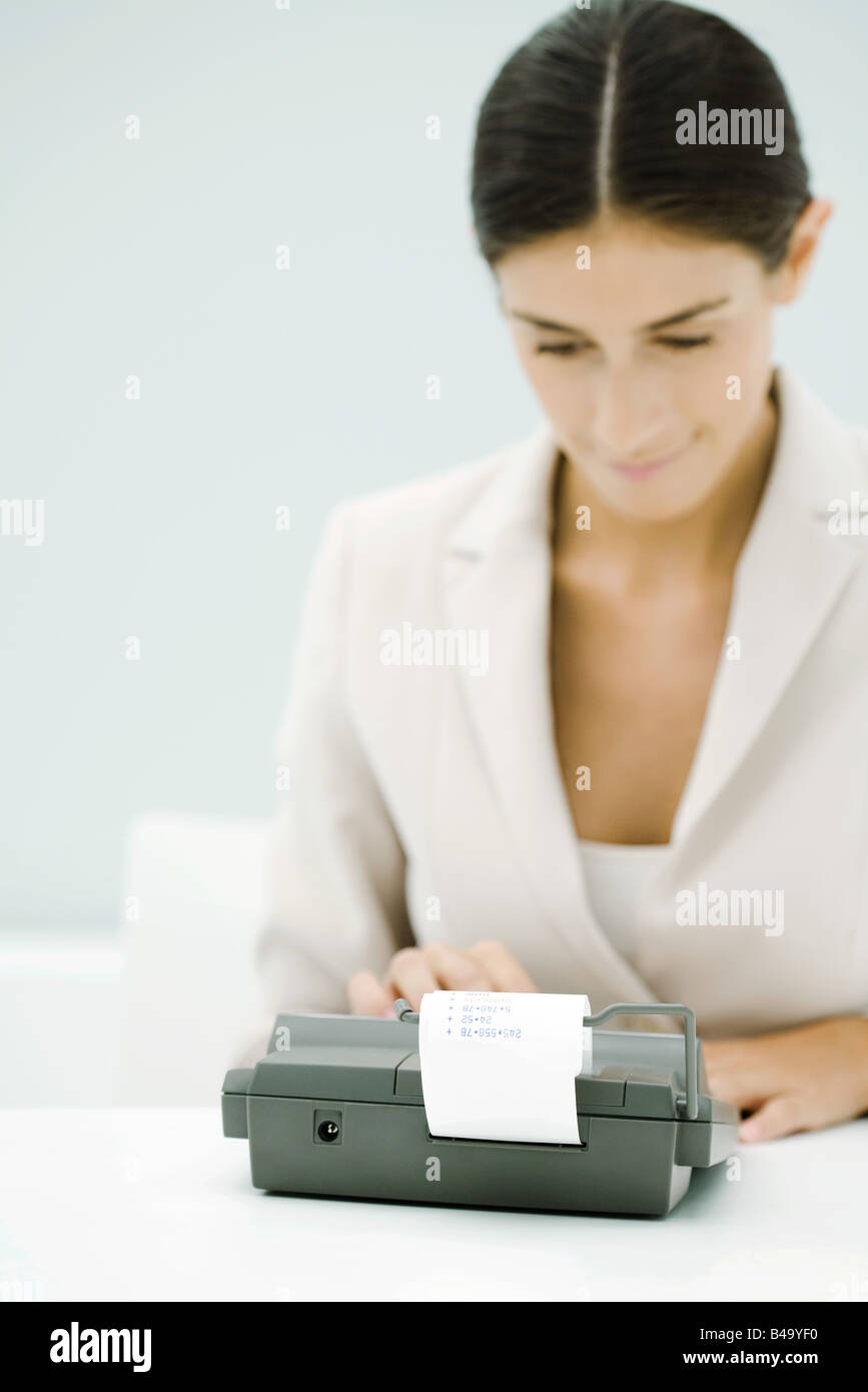 Weibliche Buchhalter Rechenmaschine, mit Blick nach unten Stockfoto