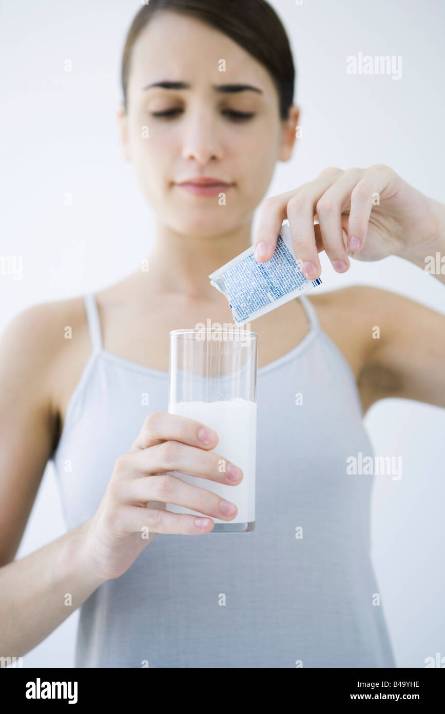 Frau Brausetabletten Medizin in Glas Wasser gießen Stockfoto