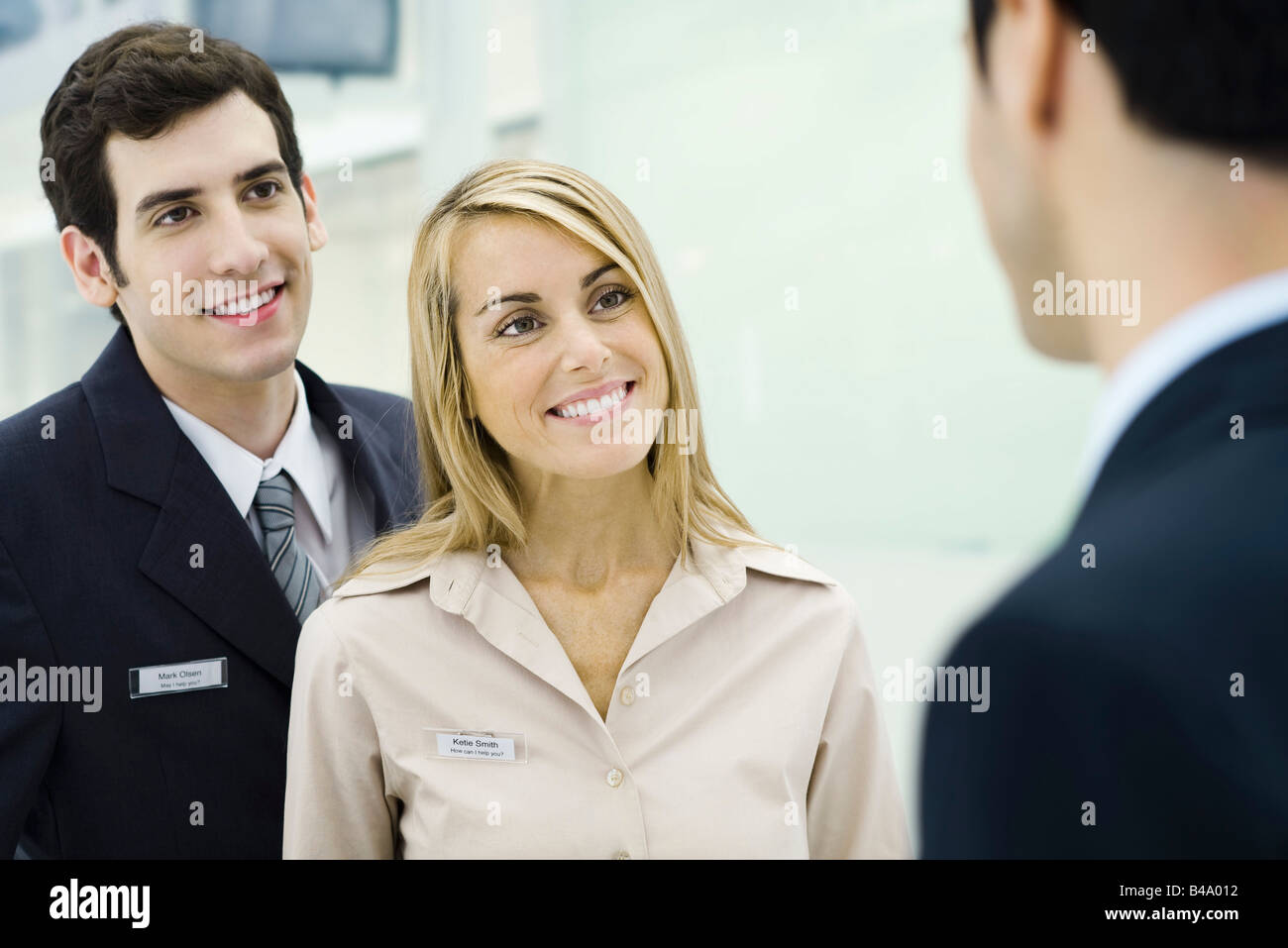 Kundenberater im Chat mit außerordentlicher, Lächeln Stockfoto