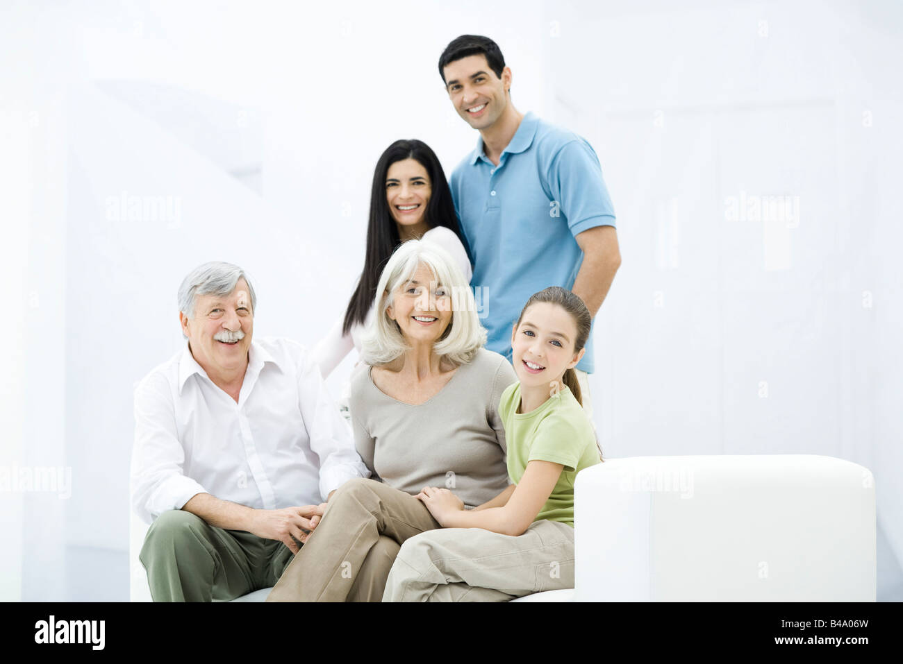 Mehr-Generationen-Familie lächelt in die Kamera, Gruppenbild Stockfoto