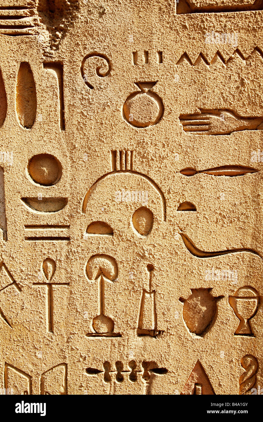 Wand mit ägyptischen Hieroglyphen und Symbole Stockfoto