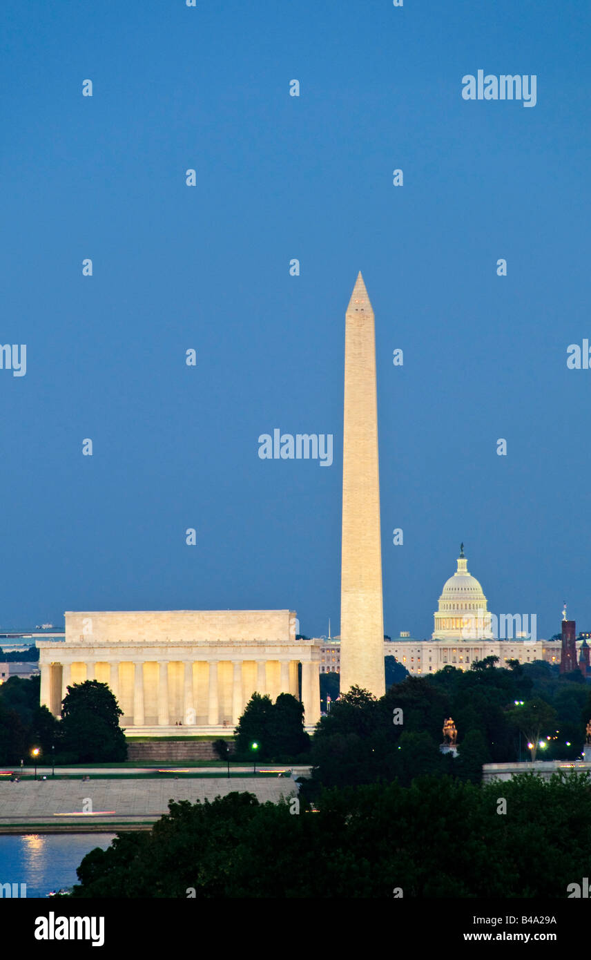 WASHINGTON DC, USA - Blick auf das Lincoln Memorial, Washington Monument, und Capitol Building bei Nacht von gegenüber des Potomac in der Nähe der Iwo Jima Memorial. Stockfoto