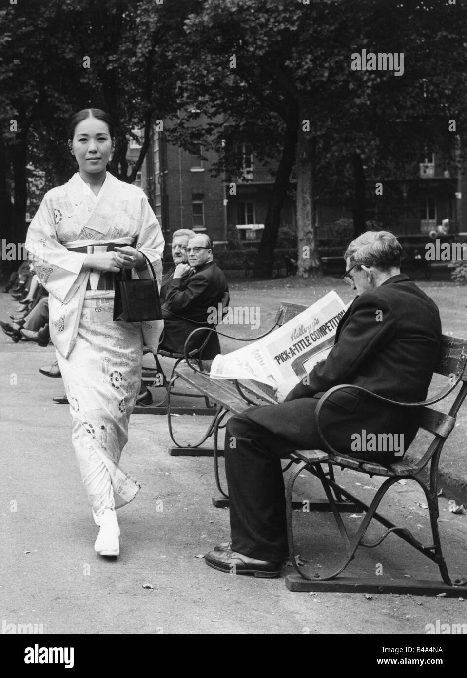 Geographie/Reisen, Japan, Menschen, Frauen, japanisches Modemodell in London, volle Länge, 1960er Jahre, Stockfoto