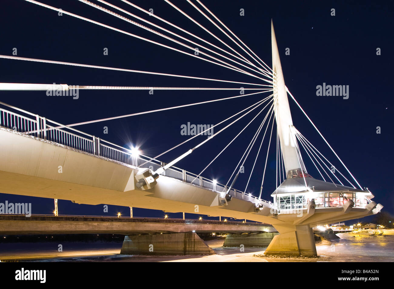 Esplanade Riel Bridge bei Nacht, Winnipeg, Manitoba, Kanada. Stockfoto