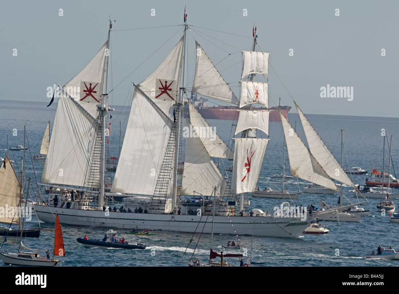 Shabab Oman umgeben von kleinen Booten 500 Tall Ships Regatta 2008 Falmouth Cornwall UK Stockfoto