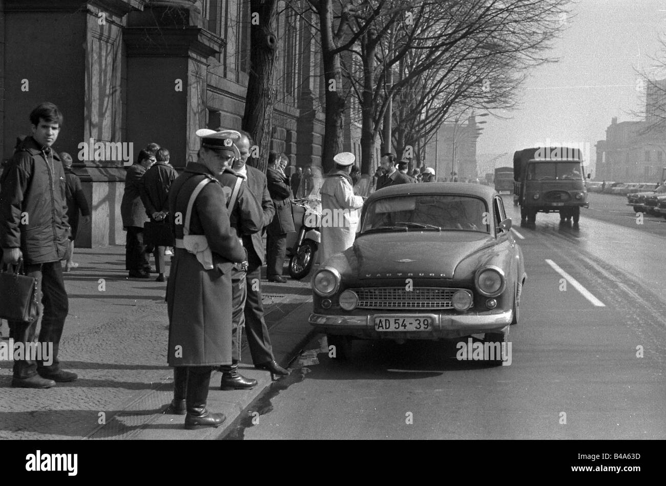 Polizei, Ostdeutschland, Verkehrspolizei, Verkehrskontrolle, Berlin, 1972, Stockfoto