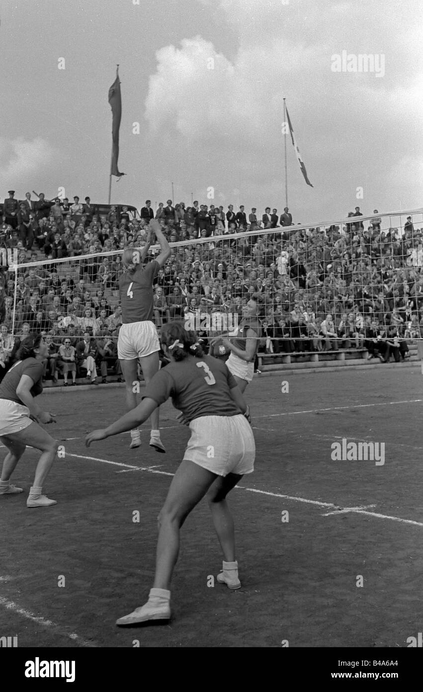 Sport, Volleyball, Wettkampf, Sportplatz an der Cantianstraße, Berlin, 1951, Stockfoto