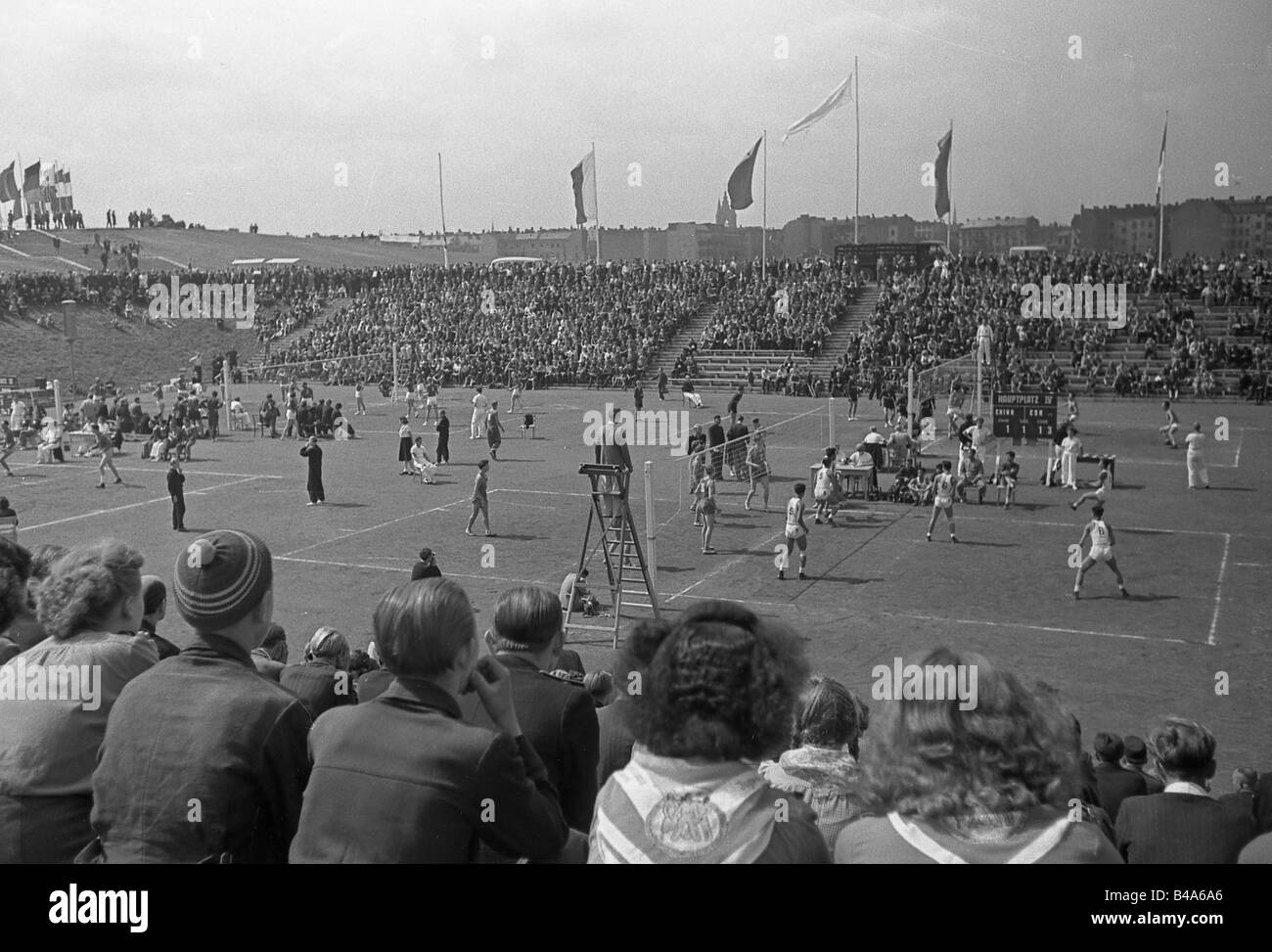 Sport, Volleyball, Wettkampf, Sportplatz an der Cantianstraße, Berlin, 1951, Stockfoto