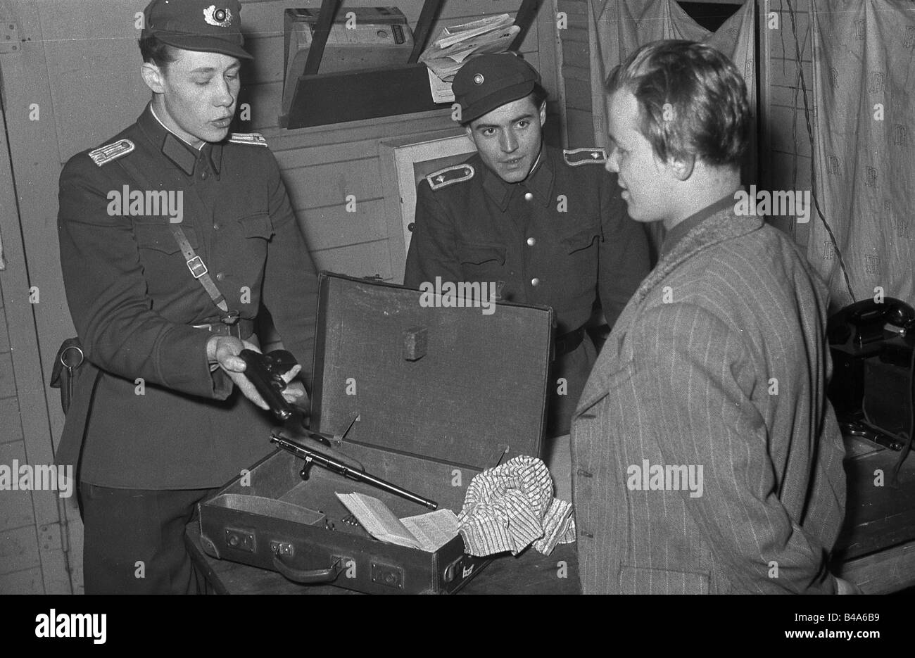 Geografie/Reisen, Deutschland, Deutsche Demokratische Republik, Grenzschutz, Fangen eines flüchtigen, März 1965, Stockfoto