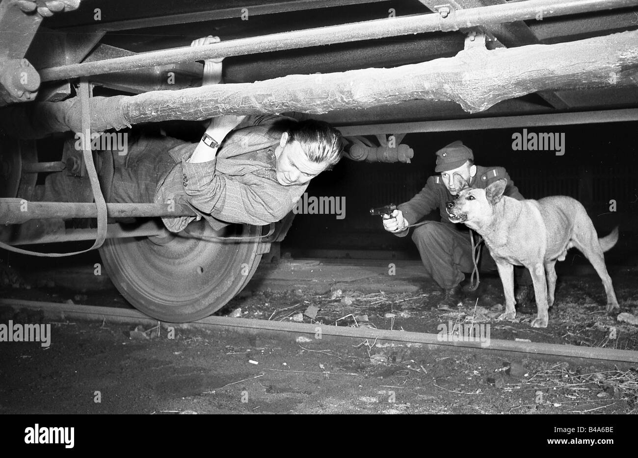 Geografie/Reisen, Deutschland, Deutsche Demokratische Republik, Grenzschutz, Fangen eines flüchtigen, März 1965, Stockfoto