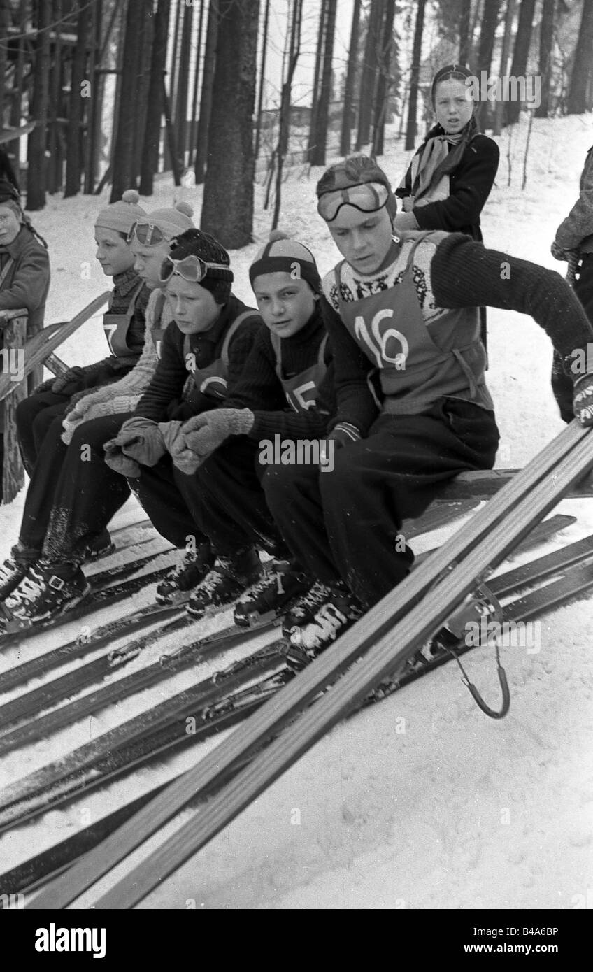 Geografie/Reisen, Deutschland, Deutsche Demokratische Republik, Organisationen, Ernst Thälmann Pionierorganisation, Junge Pioniere, Wintersport-Meisterschaft, Oberhof, Thüringer Forrest, Januar 1953, Skispringen, Start, Stockfoto