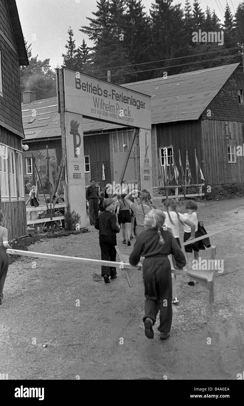 Geografie/Reisen, Deutschland, Deutsche Demokratische Republik, Organisationen, Ernst Thälmann Pionierorganisation, Junge Pioniere, Betriebsferienlager "Wehlelm Pieck" des Herstellers "Walter Ulbricht", 1956, Eintrag, Stockfoto