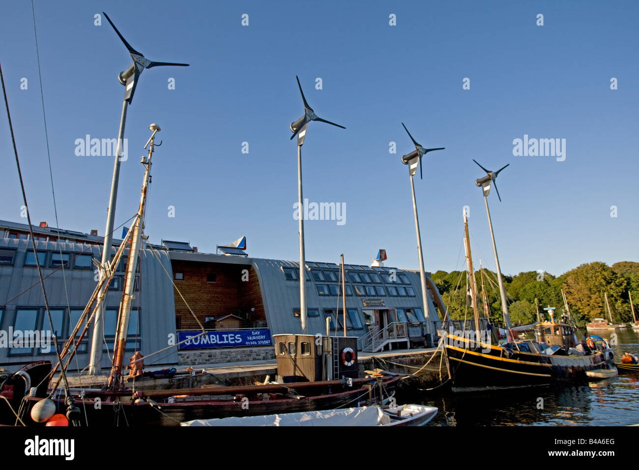 Bewährte Windkraftanlagen neben Jubilee Wharf Penryn in der Nähe von Falmouth Cornwall UK Stockfoto