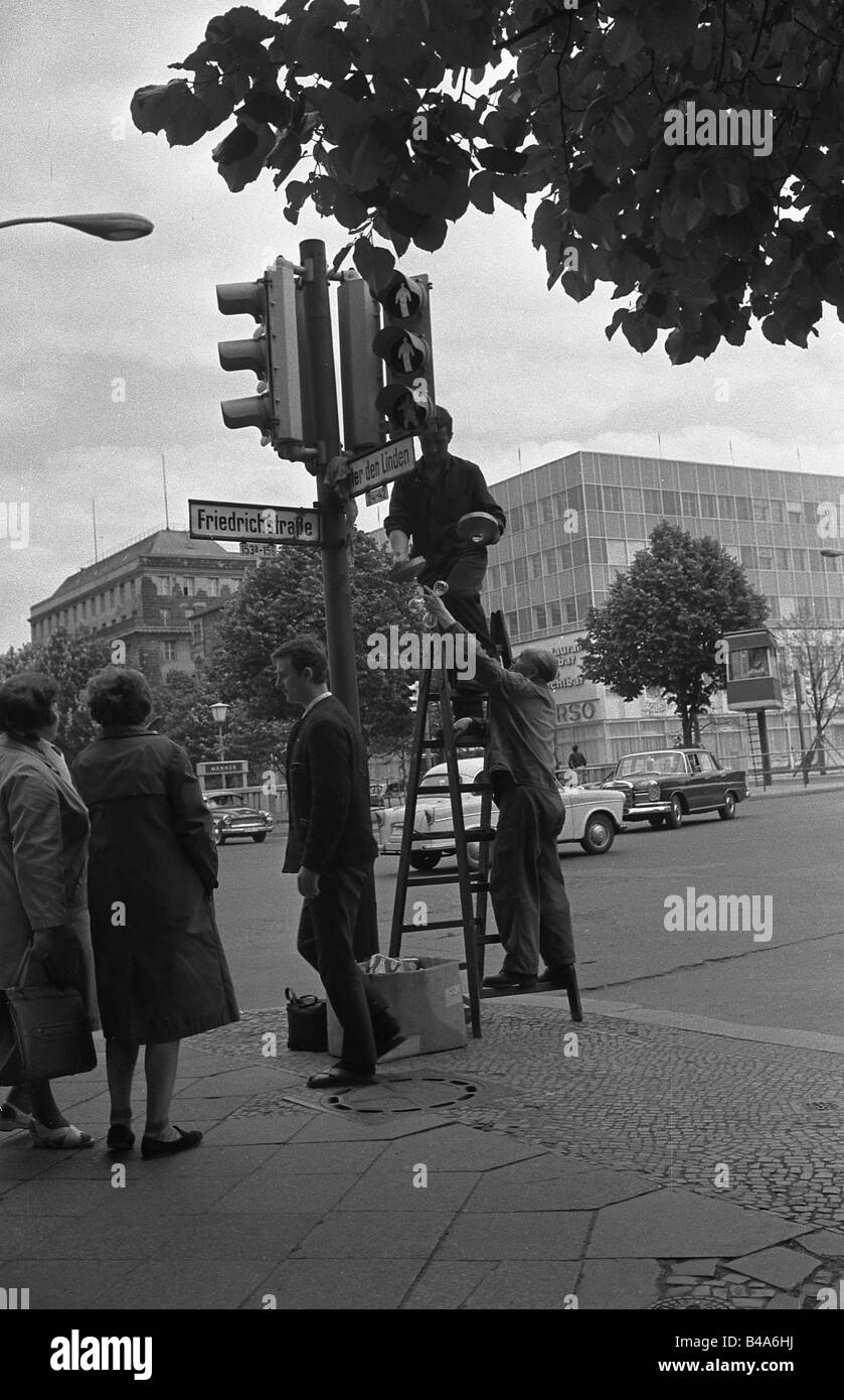 Verkehr/Verkehr, Straße, Verkehrskontrolle, Ampel, Ampel ist fix, Berlin, Friedrichstraße/unter den Linden, 1966, Stockfoto