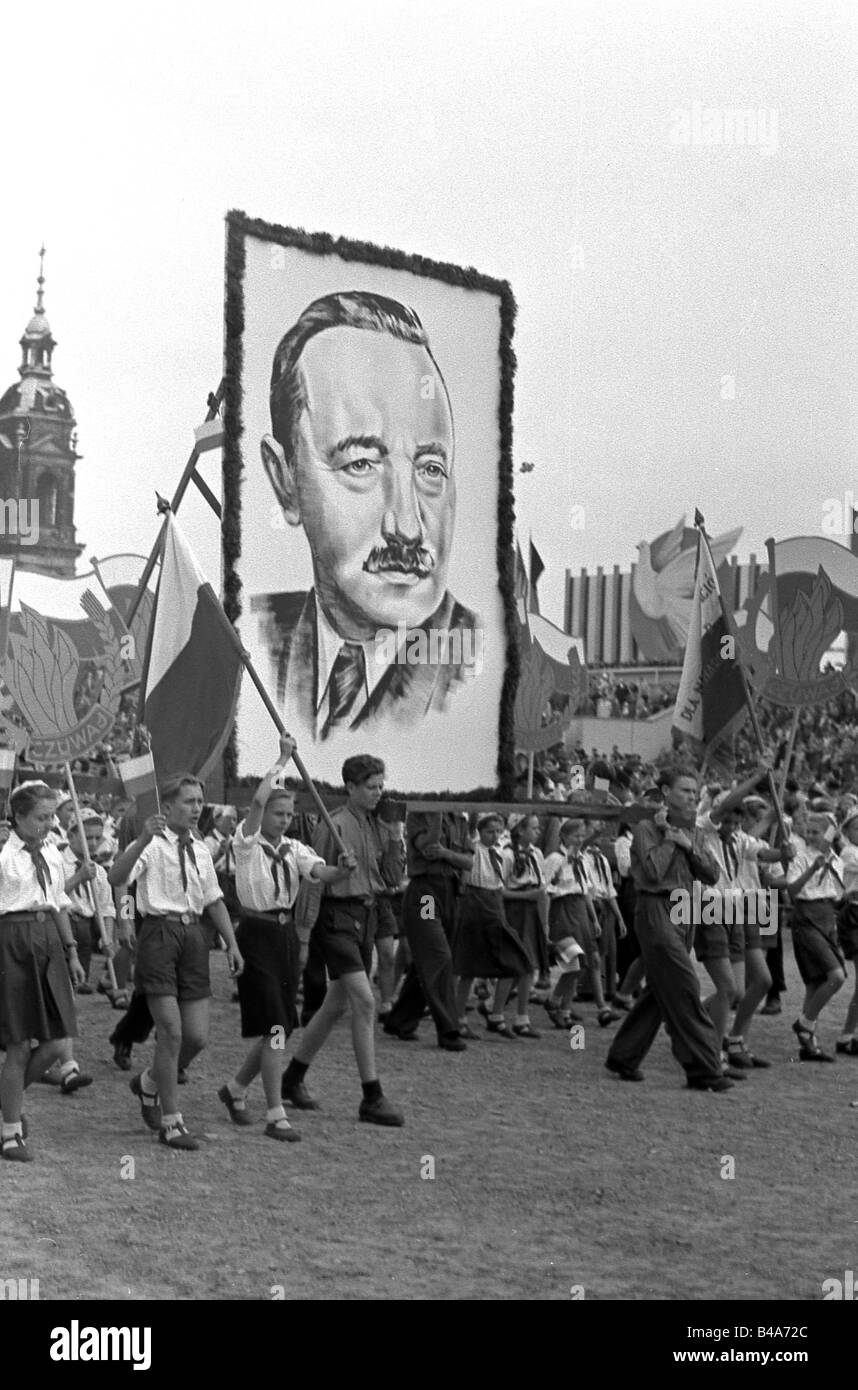 Geografie/Reisen, Deutschland, Demokratische Republik Deutschland, Politik, Parade 1. Mai, Lustgarten, Ost-Berlin, Anfang der 1950er Jahre, Delegation aus Polen mit Porträt von Boleslav Bierut, Stockfoto