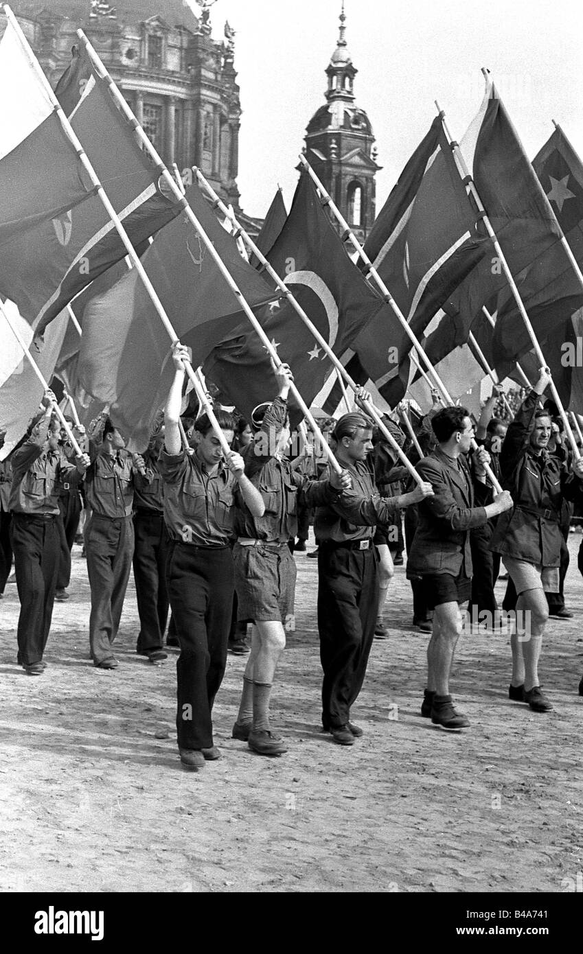 Geografie/Reisen, Deutschland, Demokratische Republik Deutschland, Politik, Parade 1. Mai, Lustgarten, Ost-Berlin, Anfang der 1950er Jahre, Gruppe mit Bannern, Stockfoto