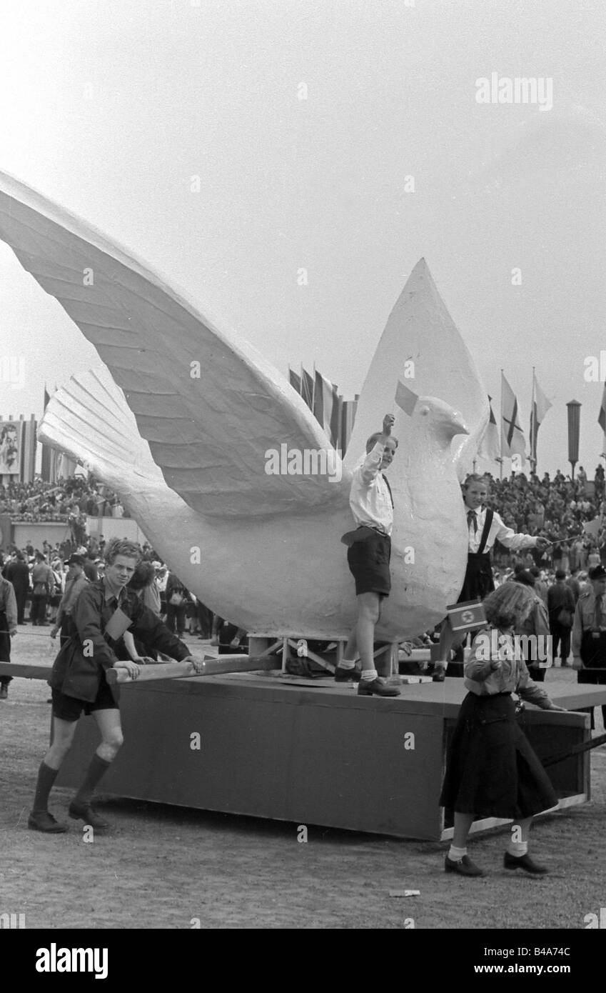 Geografie/Reisen, Deutschland, Demokratische Republik Deutschland, Politik, Parade 1. Mai, Lustgarten, Ost-Berlin, Anfang der 1950er Jahre, Karre mit s Friedenstaube, Stockfoto
