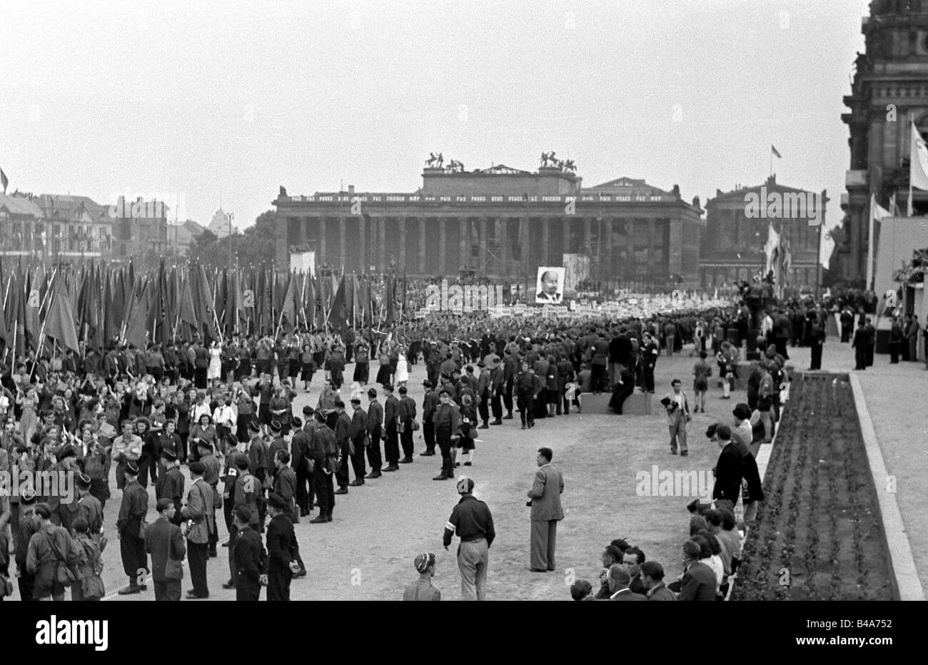 Geografie/Reisen, Deutschland, Demokratische Republik Deutschland, Politik, Parade 1. Mai, Lustgarten, Ost-Berlin, Anfang der 1950er Jahre, Stockfoto
