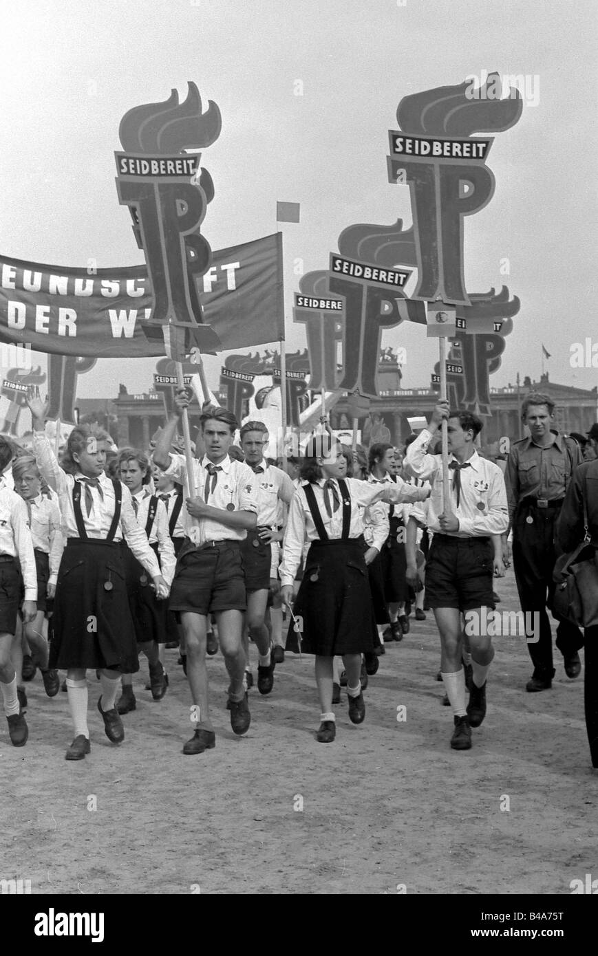 Geografie/Reisen, Deutschland, Demokratische Republik Deutschland, Politik, Parade 1. Mai, Lustgarten, Ost-Berlin, Anfang der 1950er Jahre, Junge Pioniere der Pionierorganisation Ernst Thälmann, Stockfoto