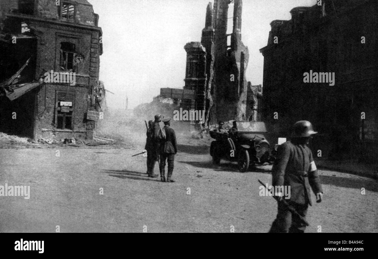 Ereignisse, Erster Weltkrieg/erster Weltkrieg, Westfront, Frankreich, deutsche Frühjahrsoffensive 1918, deutsche Soldaten zur Regelung des Waffenverkehrs, April 1918, Stockfoto