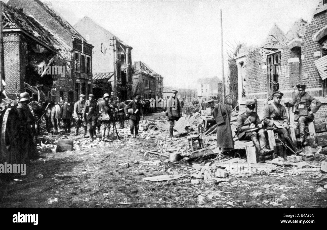 Ereignisse, Erster Weltkrieg/erster Weltkrieg, Westfront, deutsche Frühjahrsoffensive 1918, deutsche Soldaten, die in Armenieres, Frankreich, April 1918, ruhen, Stockfoto