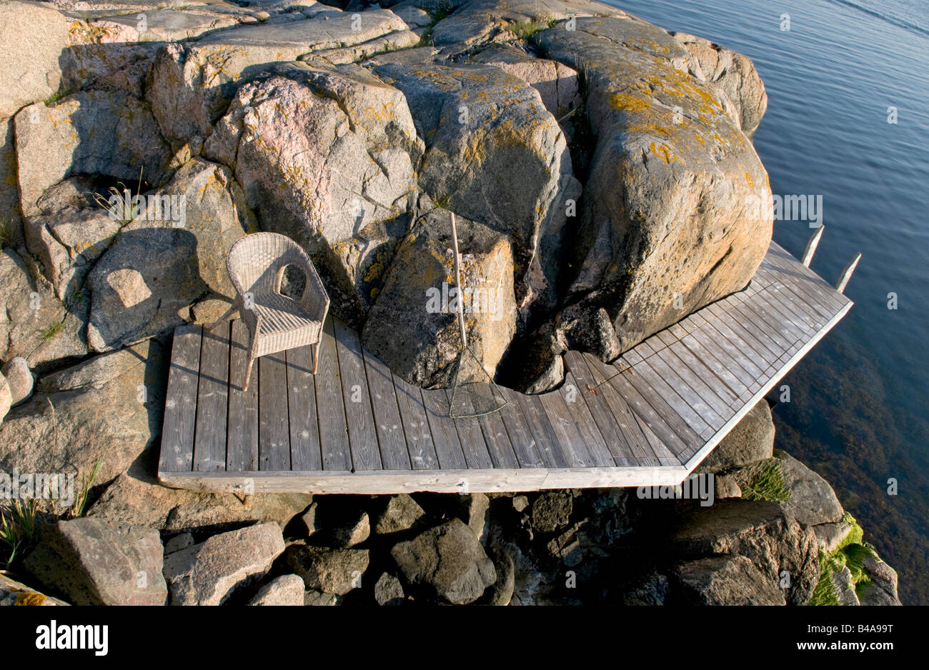 Steg zwischen Felsen in den Stockholmer Schären Stockfoto