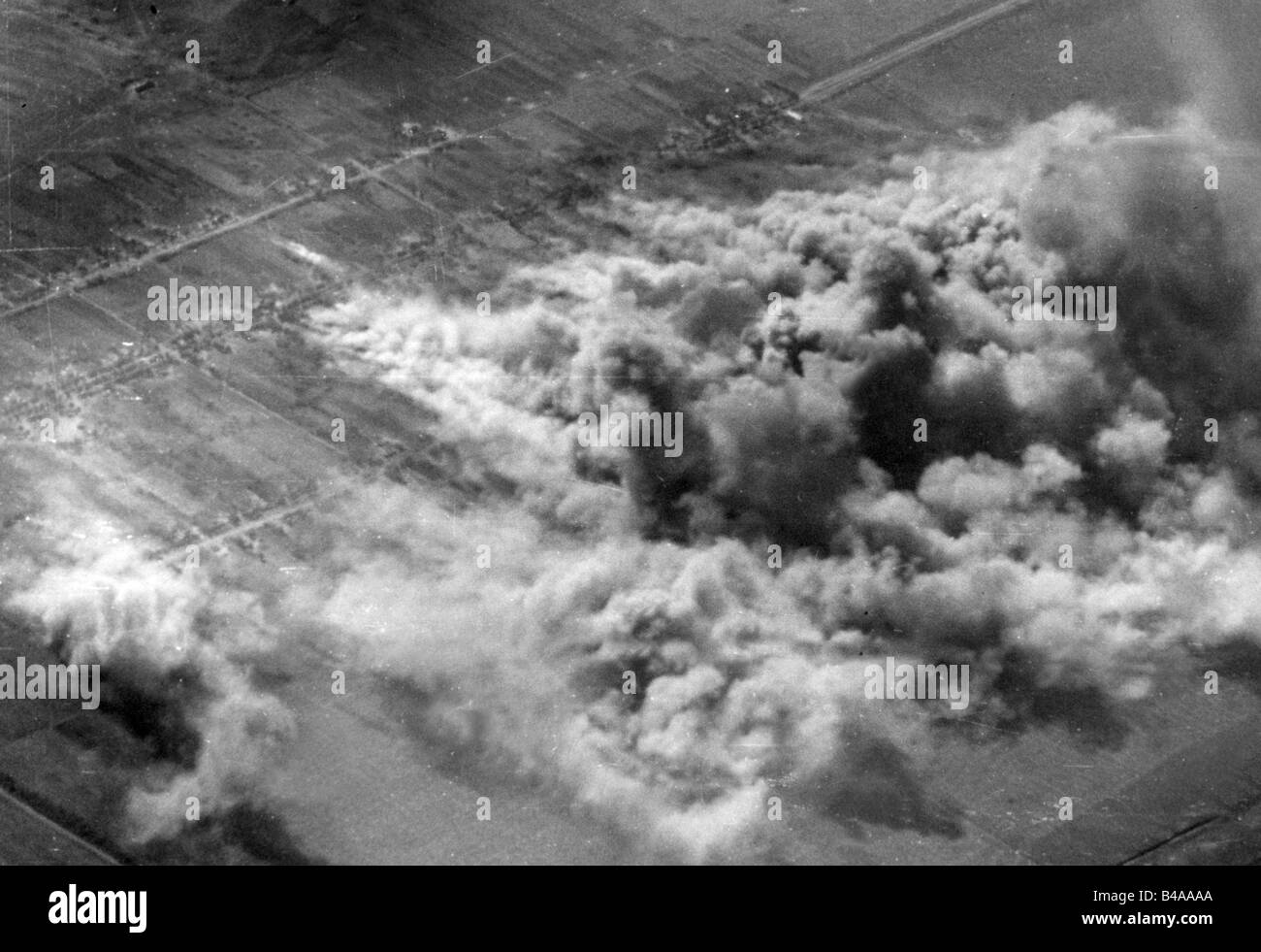 Ereignisse, Zweiter Weltkrieg/zweiter Weltkrieg, Russland, brennendes Dorf, September 1941, Luftbild, Stockfoto