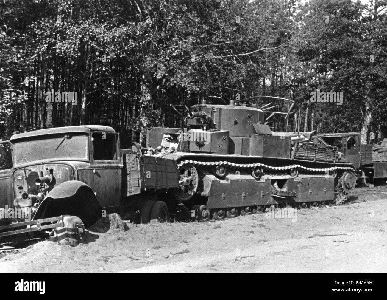 Ereignisse, Zweiter Weltkrieg/zweiter Weltkrieg, Russland 1941, Kolonne der Sowjetunion nach dem deutschen luftangriff zwischen Bialystok und Vaukavysk, T-28 Tank und Lastwagen zerstört, Juli 1941, Stockfoto