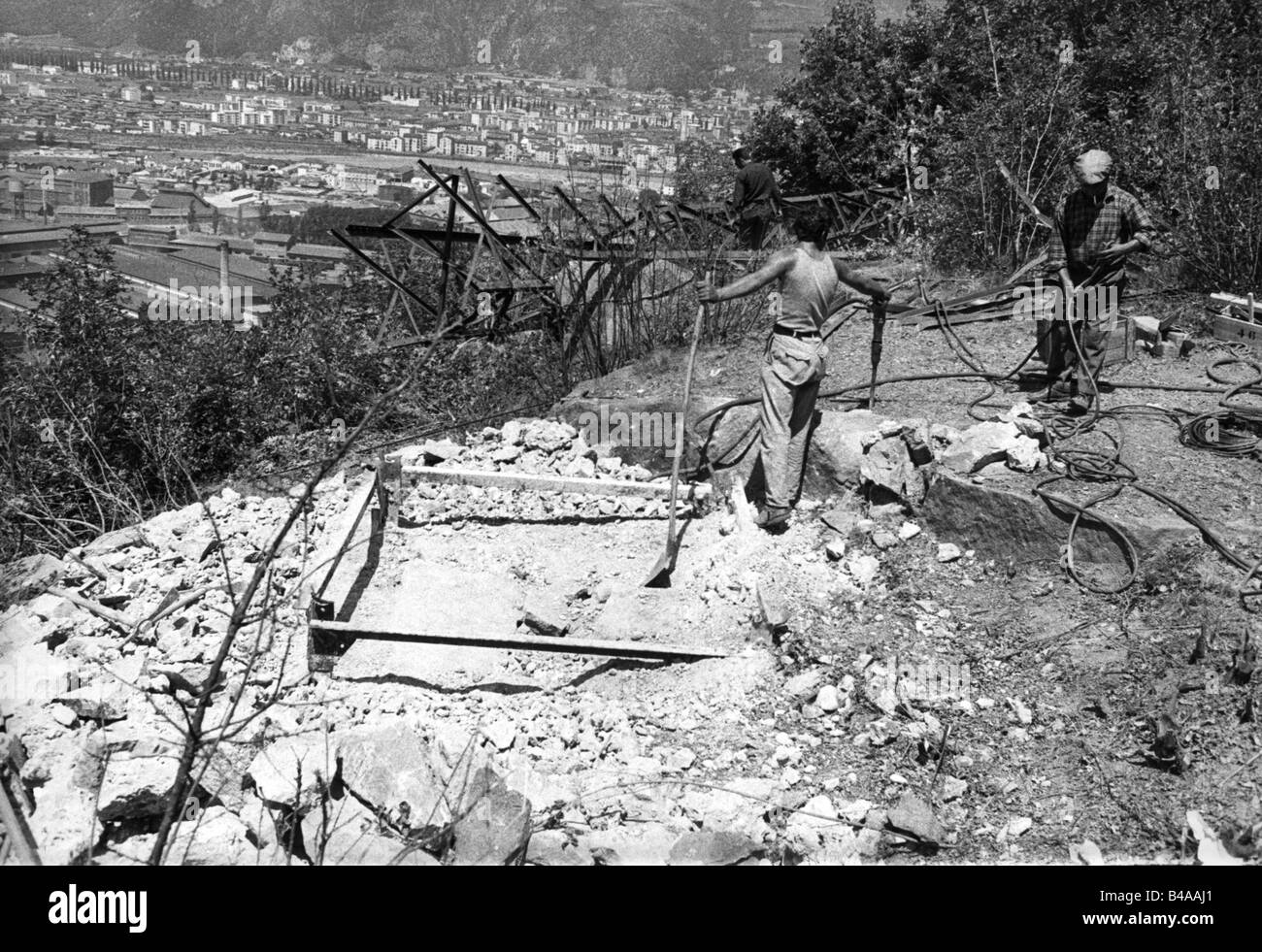 Geografie/Reisen, Italien, Politik, Südtirol, Konflikt in Südtirol, Bombenanschlag, Arbeiter am gestrahlten Pylon, in der Nähe von Bolzano, Juni 1961, Stockfoto