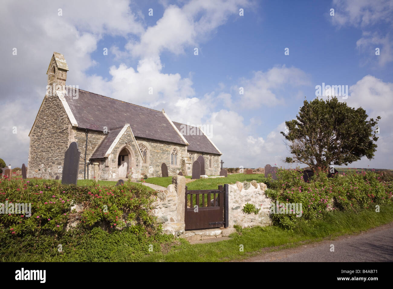 Kleines altes Land Pfarrkirche im Dorf von Llanfwrog Isle of Anglesey North Wales UK Großbritannien. Stockfoto