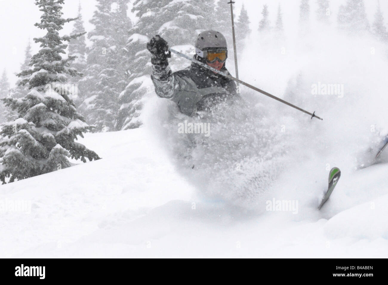 Ein Skifahrer crashin (spektakulär) beim Skifahren Tiefschnee Schnee Druign einen Sturm Stockfoto