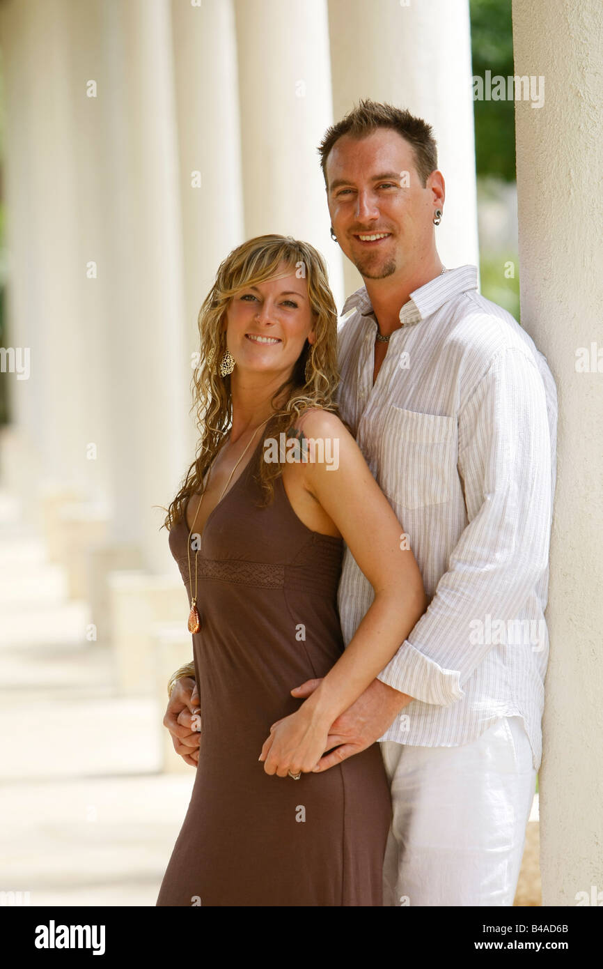 paar in Liebe posieren für ihre Engagement Fotos im Dreams Resort in Punta Cana Dominikanische Republik Stockfoto