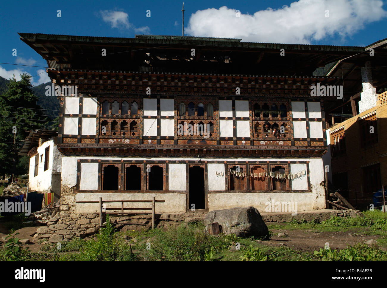 Architektur, Bauernhäuser, Bhutan, traditionelles Haus mit Melenzani, Außenansicht, Additional-Rights - Clearance-Info - Not-Available Stockfoto