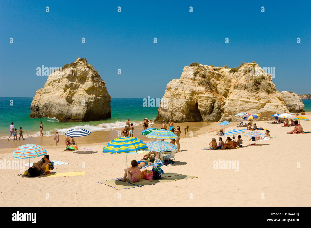 Portugal, Algarve, Praia Da Rocha, Strand und Felsen im Sommer Stockfoto